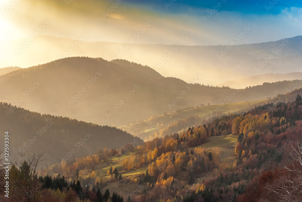 Obraz premium Zachód słońca z Bacówki nad Wierchomlą,Beskid Sądecki,małopolska.