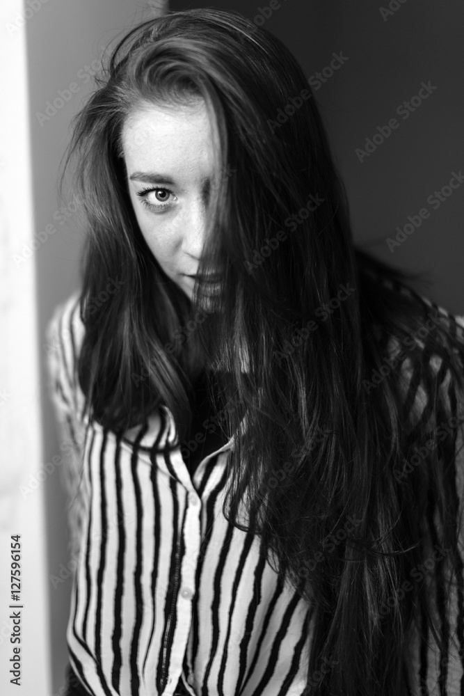 Black-white portrait of beautiful fashionable woman