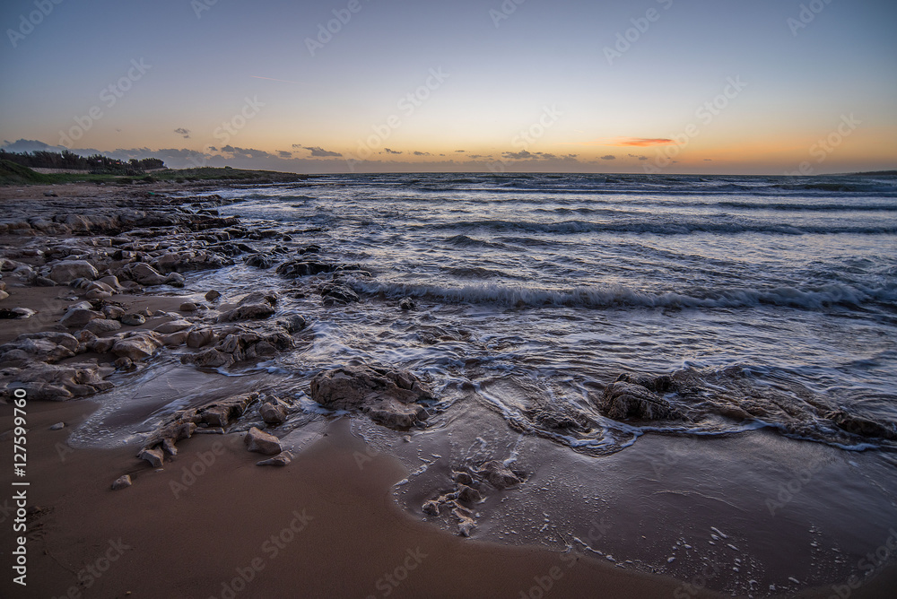 Tramonto sul mare su una spiaggia della Sicilia Tramonto sul mare su una spiaggia della Sicilia