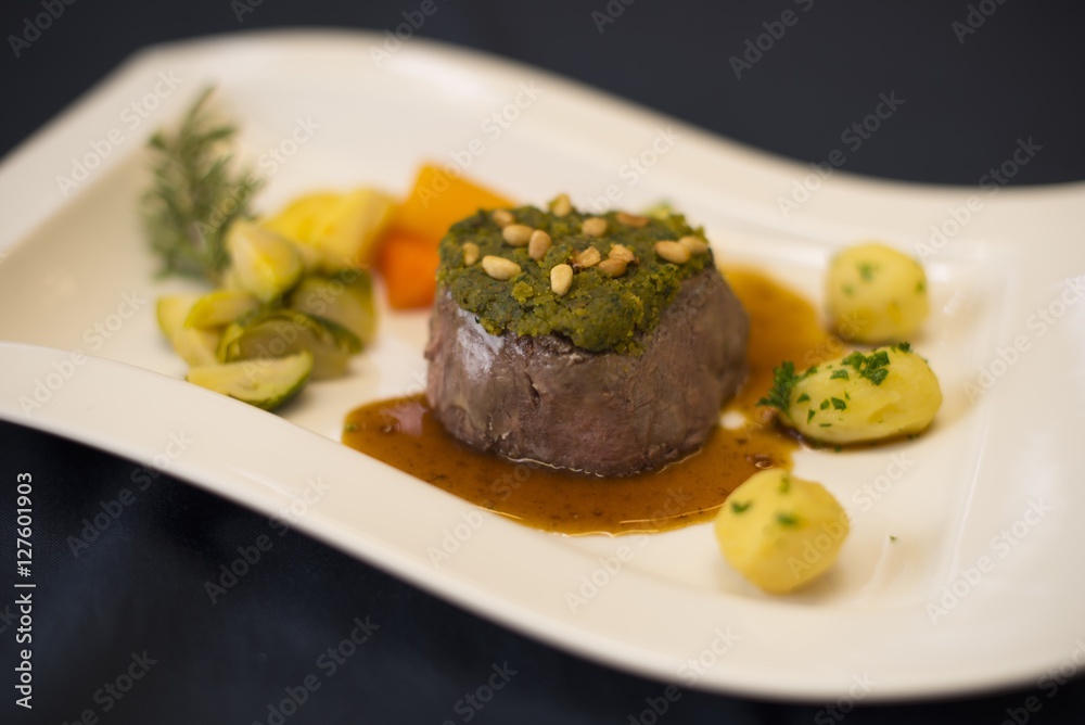 Hirschsteak unter Pinienkruste Hirschsteak unter Pinienkruste