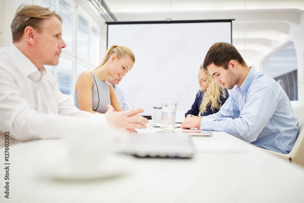 Business Team lernt zusammen in einem Workshop Business Team lernt zusammen in einem Workshop