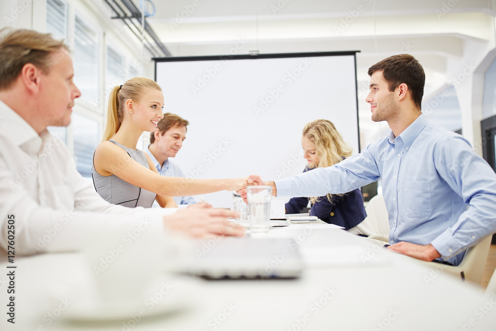 Obraz premium Vereinbarung mit Handschlag schließen