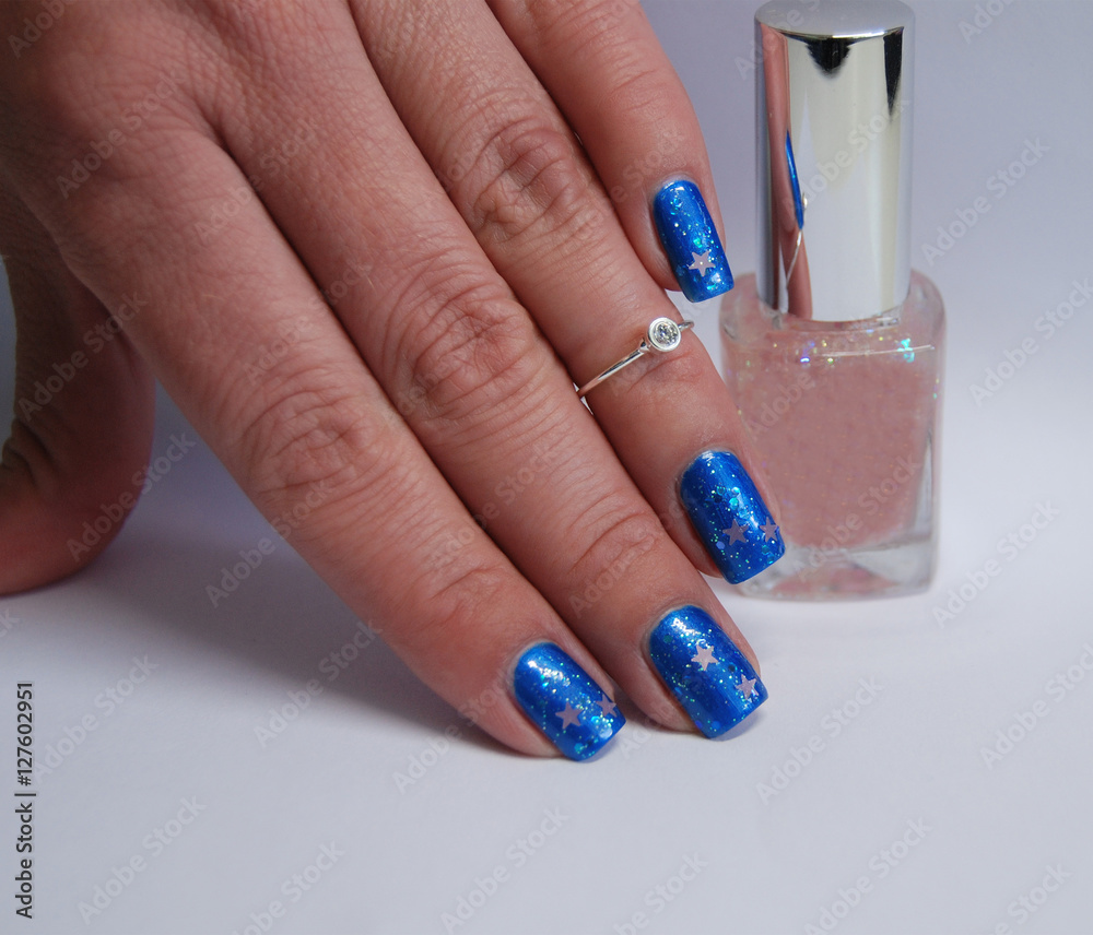 Dunkelblaue Winter-Nail-Art mit Sternen-Maniküre Dunkelblaue Winter-Nail-Art mit Sternen-Maniküre