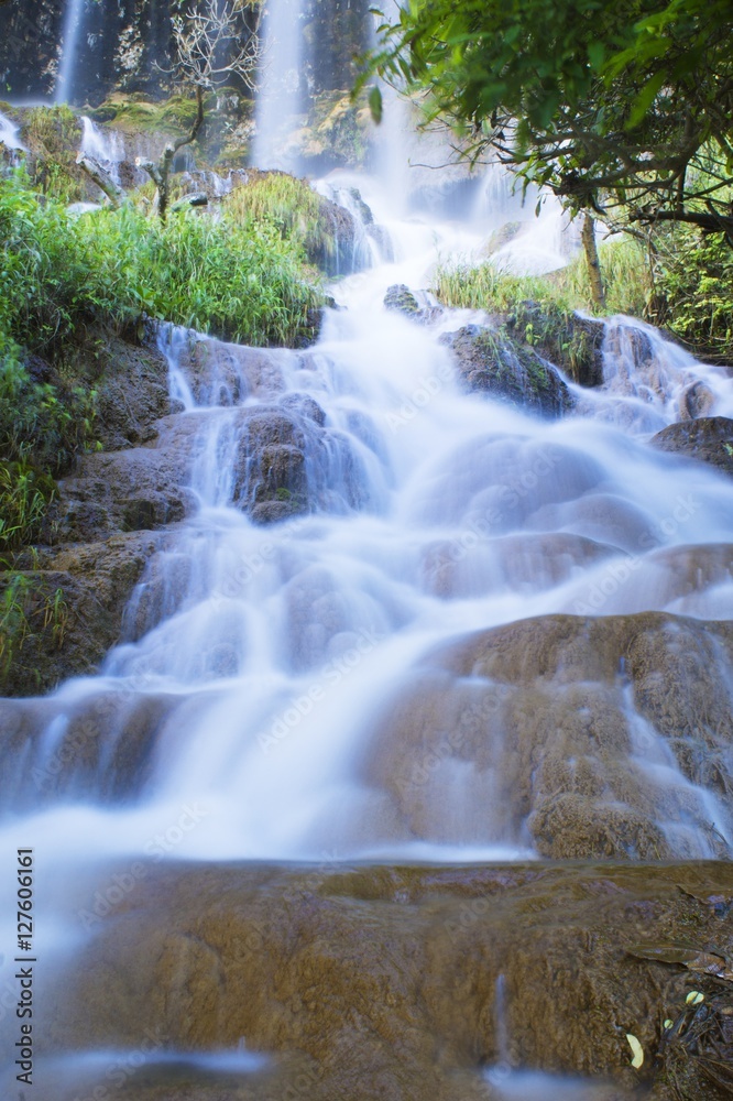 Obraz premium Pha Charoen Waterfall at National Park, Mae Sot, Tak, Thailand