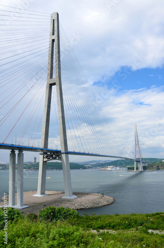 Вантовый мост на остров Русский летом. Владивосток, Приморский край
