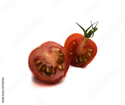 Tomatenhälften auf weißen Hintergrund