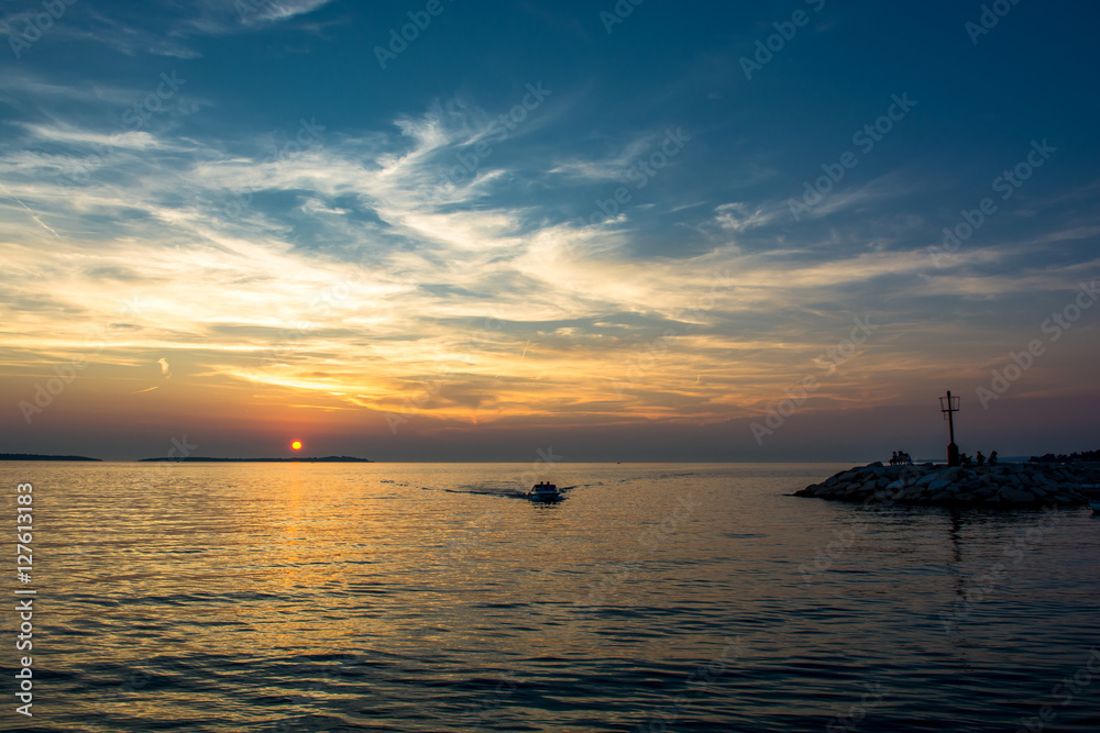 Boot kehr in den Hafen zurück bei Sonnenuntergang in Kroatien