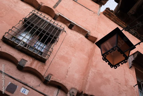 fachada de un acasa antigua de un pueblo medieval español photo