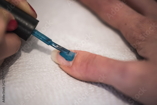 manicure e applicazione smalto sulle unghie delle mani in un centro estetico
