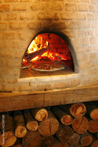 Принти на полотні pizza in antique owen