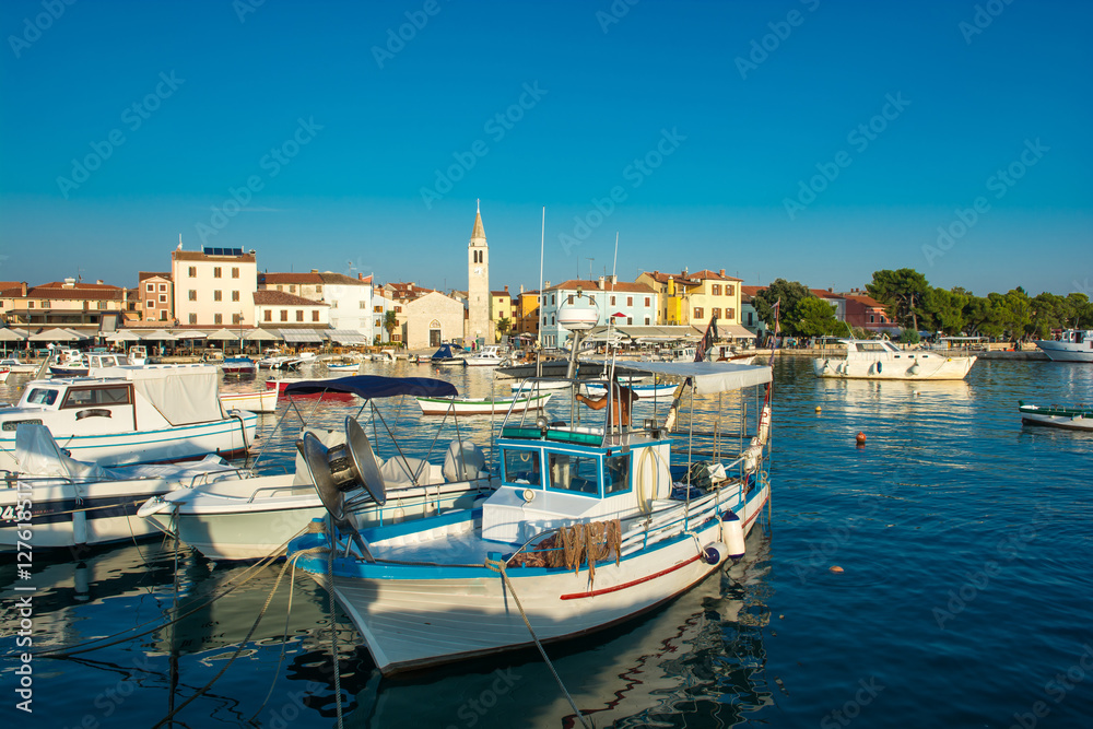 Boote im Hafen in Kroatien