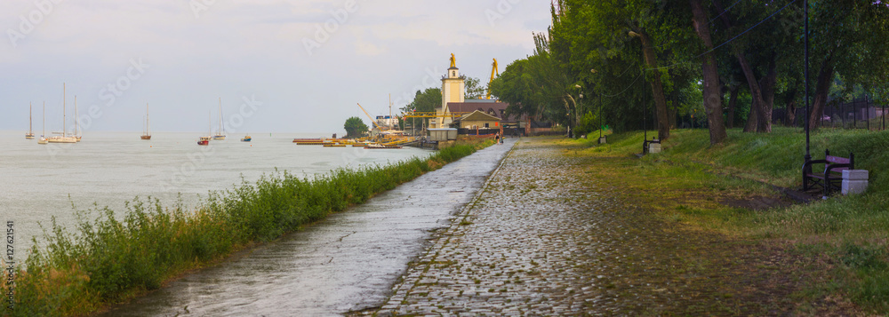 Панорама набережной города Таганрог в дождливый летний вечер