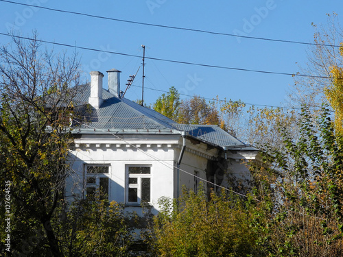 A building is behind autumn trees