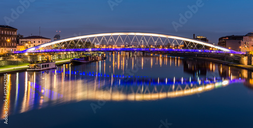 Valokuvatapetti Bernatka footbridge over Vistula river in Krakow in the night