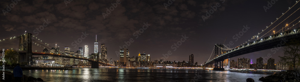 Naklejka premium Nocna panorama mostu brooklyńskiego