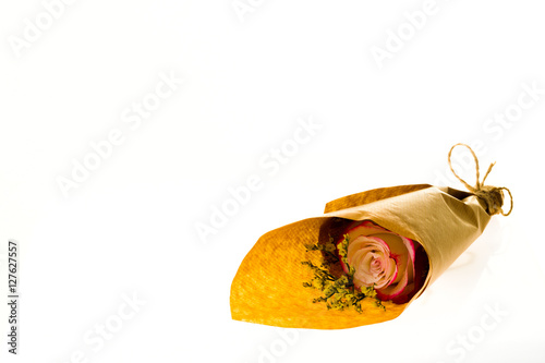 Foto Bouquet of flowers Limonium and Sweetness Rose in parchment