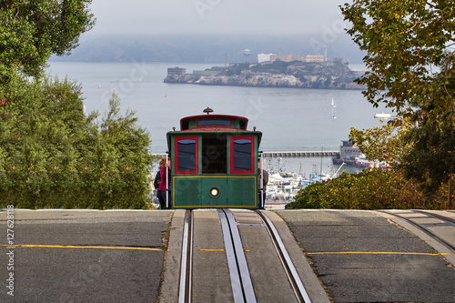 Photo A cable car cresting a hill in San Francisco
