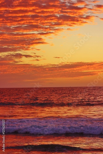 Fototapeta Naklejka Na Ścianę i Meble -  Amazing sunset over the Pacific ocean in Venice Beach, California