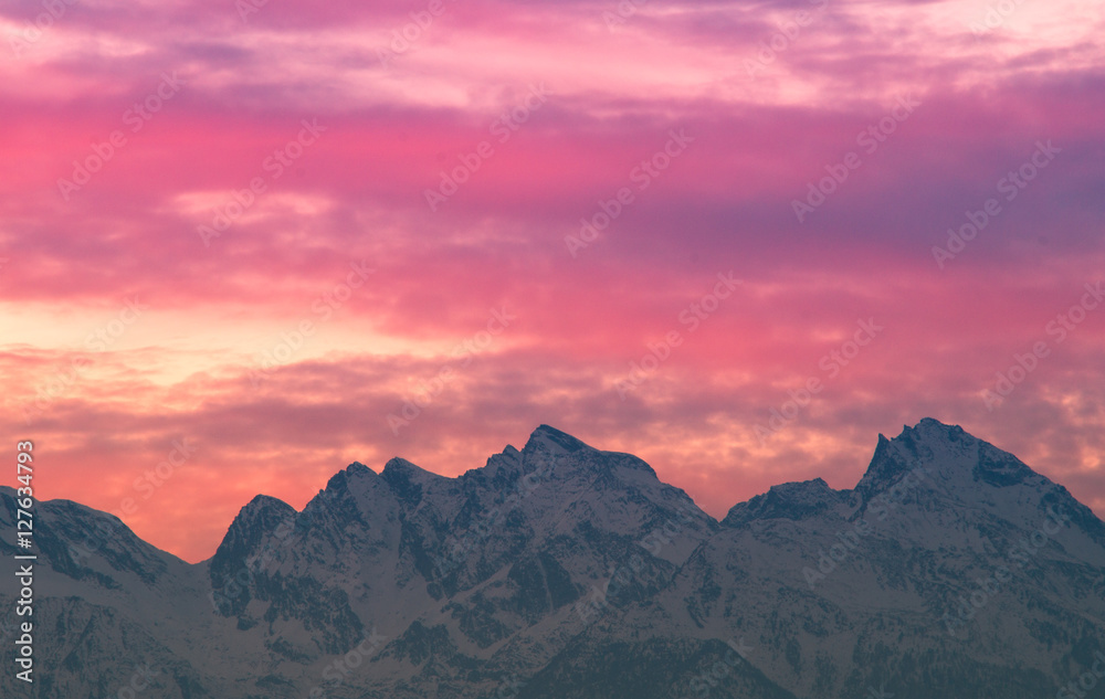 cloudy sunset, colorful red sky, sky adn mountains on background. Video al tramonto con nuvole e cielo rosso, sfondo montagne