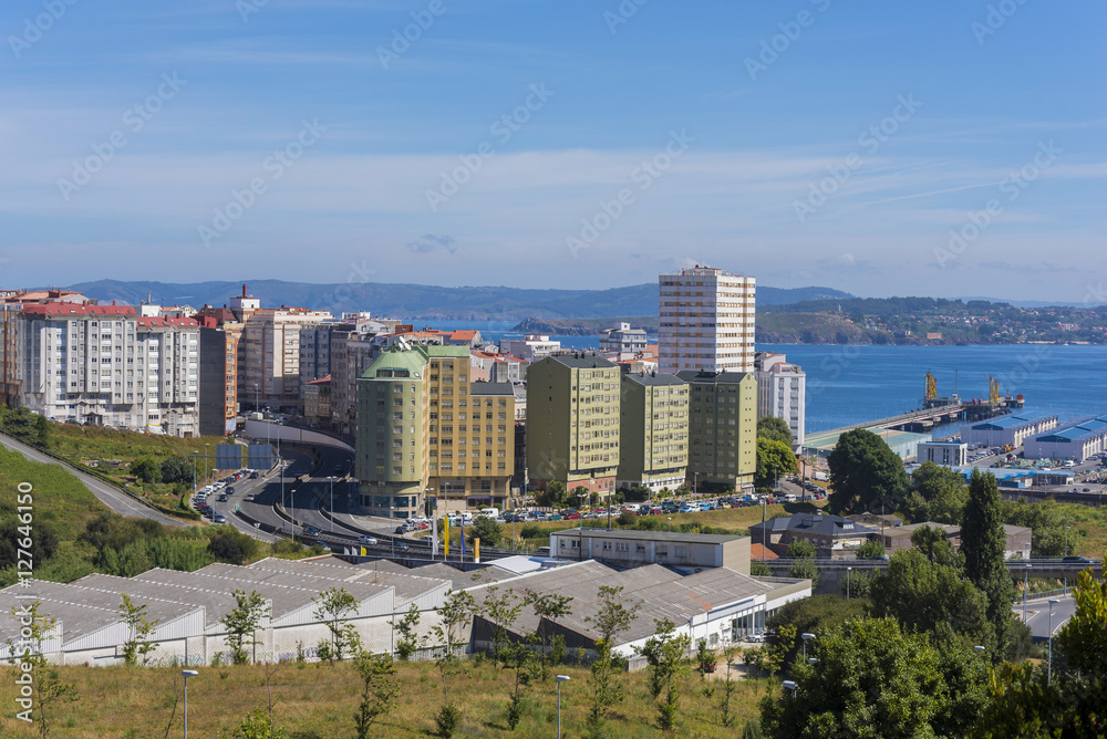 Vista del puerto de La Coruña (España) y salida de la ciudad.