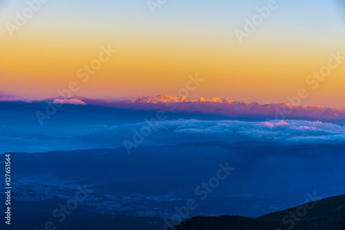 朝日に照らされた北アルプス連峰 © L.tom