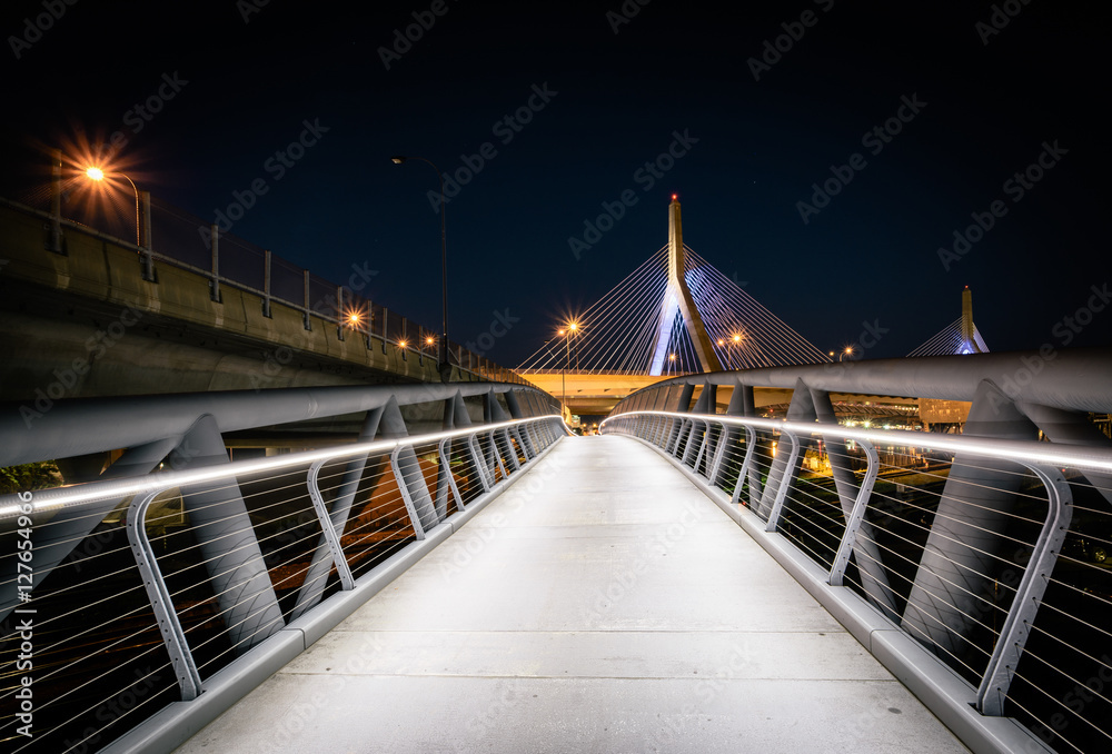 Obraz premium The North Bank Pedestrian Bridge at night, in Boston, Massachuse