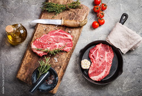Canvas-taulu Raw fresh ribeye steak