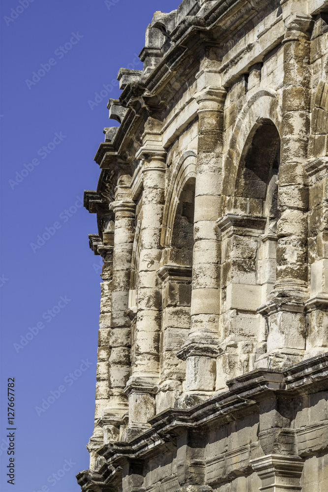 arches des arènes de Nîmes