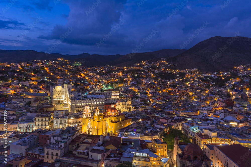 Fototapeta premium カラフルな街並み・グアナファト