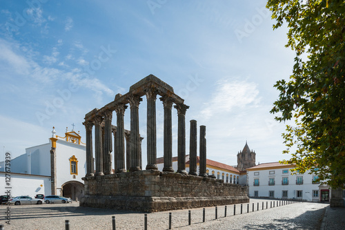 旅、ヨーロッパ、Portugal,Evora/ 世界遺産の街、Evoraは二重の城壁で囲まれた城塞都市。その中心部に残るローマ神殿

