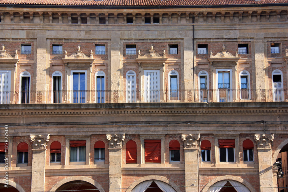 Façade du Palazzo dei Banchi à Bologne, Italie