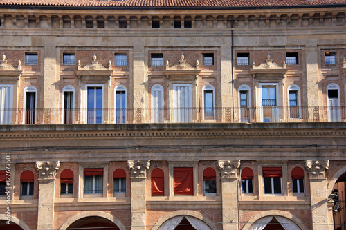Façade du Palazzo dei Banchi à Bologne, Italie photo