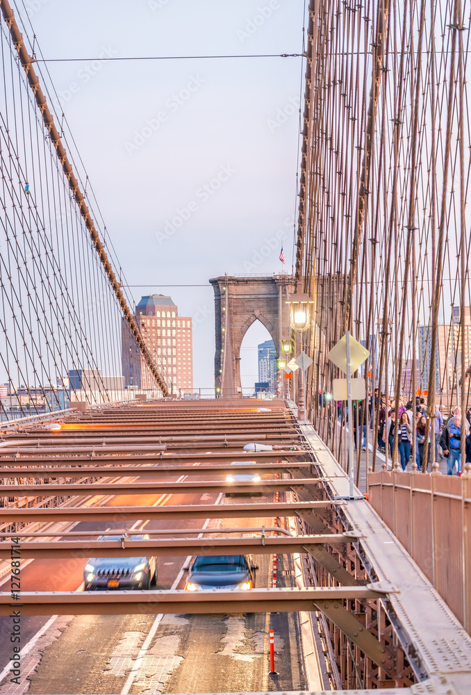 Obraz premium New York City traffic over Brookyn Bridge
