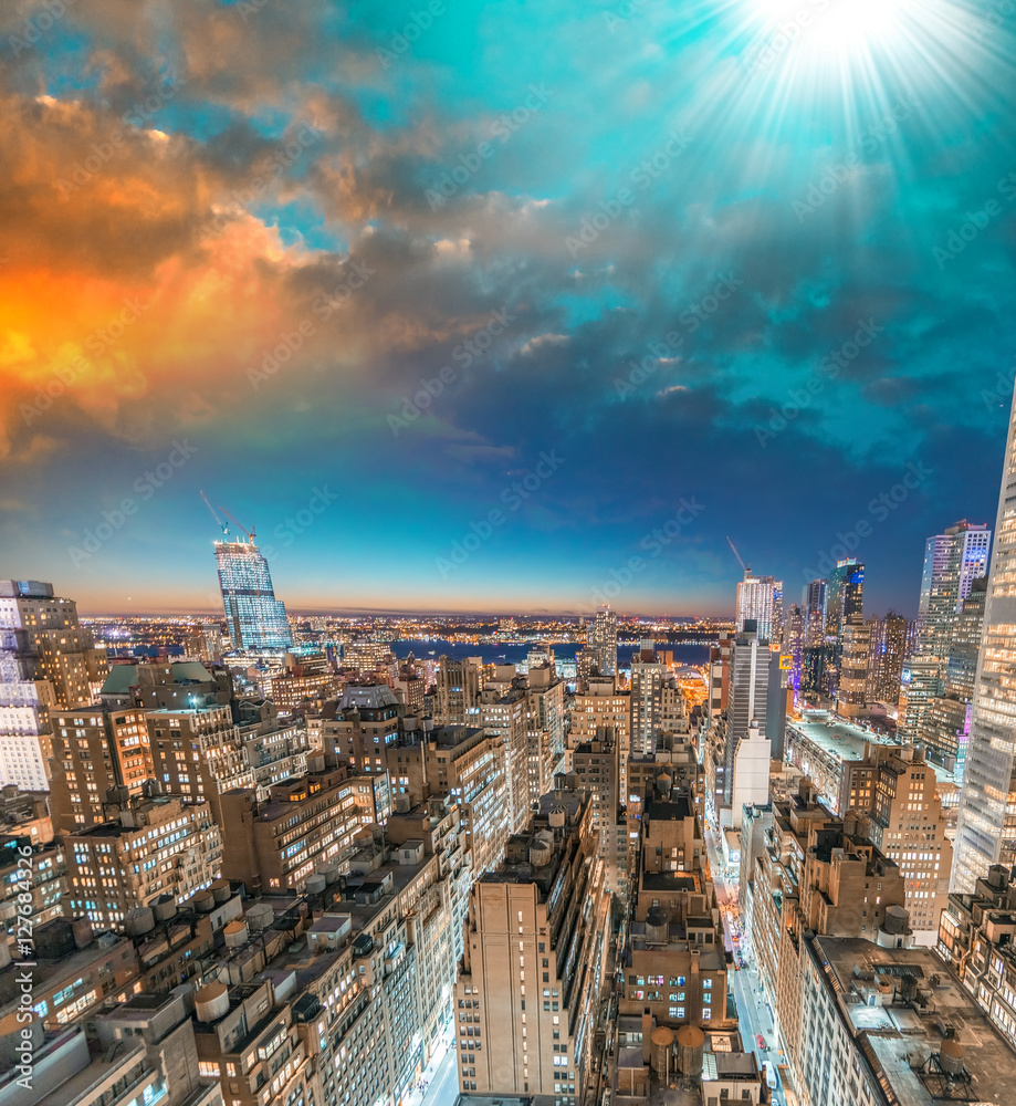 Obraz premium Sunset skyline of Manhattan - New York City, USA