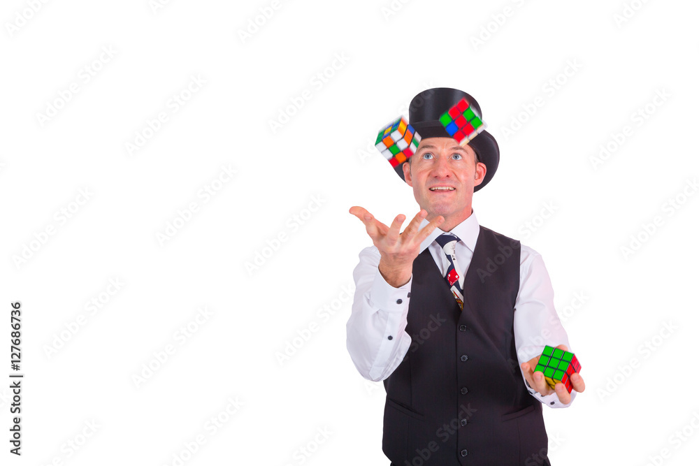 Zauberer jongliert Zauberer jongliert