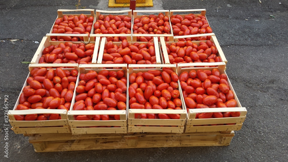 resh organic tomato inside wood crate / Fresh Tomatoes in crate at the shop  / Fresh ripe red tomatoes are in the wood boxes / tomatoes in wooden basket  . Stock Photo | Adobe Stock