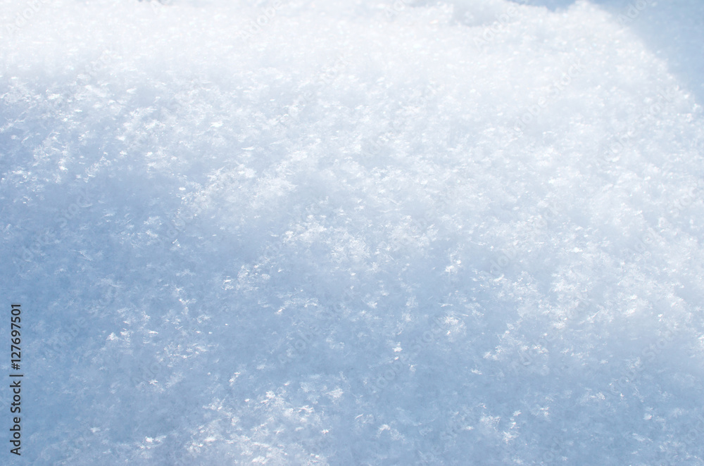 Obraz premium Oczyść puszystą powierzchnię śniegu.