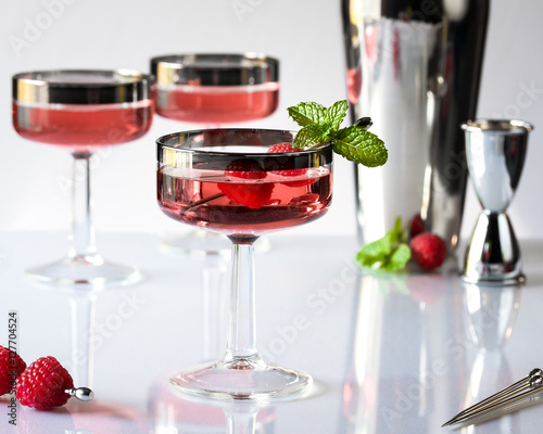 Cuadro en lienzo Raspberry Cordials in Coupes with Shaker