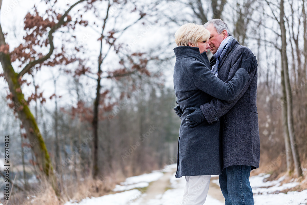 Senior Frau und Mann umarmen sich im Winter Senior Frau und Mann umarmen sich im Winter