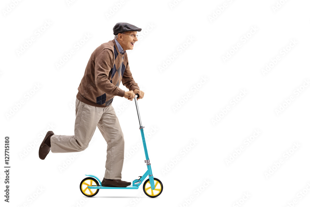Naklejka premium Ssenior na hulajnodze