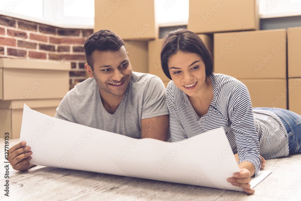 Obraz premium Young couple moving