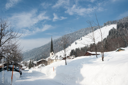 Winterlicher Wanderweg in den Alpen photo