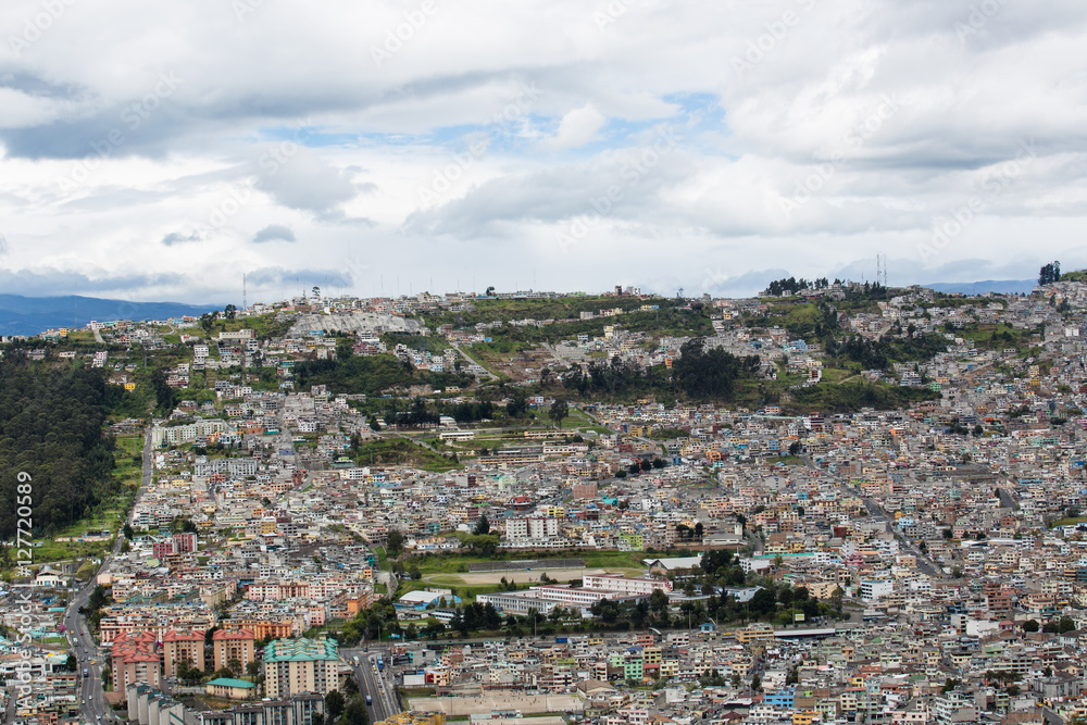 Häuser, Straßenverkehr, Stadtviertel Mexico Alpahuasi, Luluncoto und Marianito ; Quito, Ecuador 