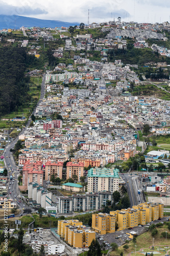 Häuser, Straßenverkehr, Stadtviertel Mexico und Luluncoto; Quito, Ecuador  photo