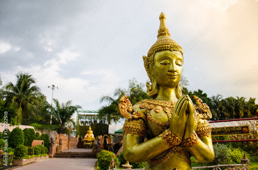 Golden StuccoThai Traditional Art Angel (Lai Thai) Handmade with Blue Sky Background Wallpaper Golden StuccoThai Traditional Art Angel (Lai Thai) Handmade with Blue Sky Background Wallpaper