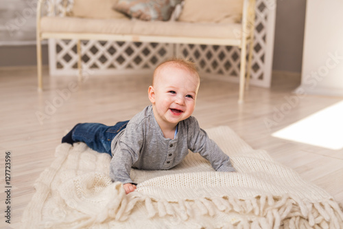 Billede på lærred Little baby boy crawling on the floor at home