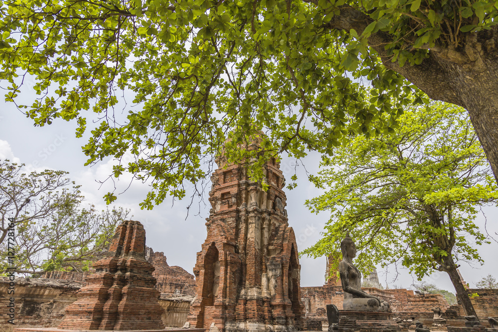 Obraz premium Ancient temple and buddha statue
