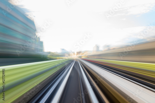 Prędkość ruchu w tunelu drogowego autostrady miejskiej