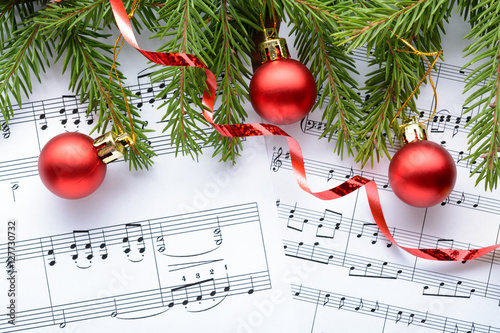 Christmas decorations on the sheets with notes