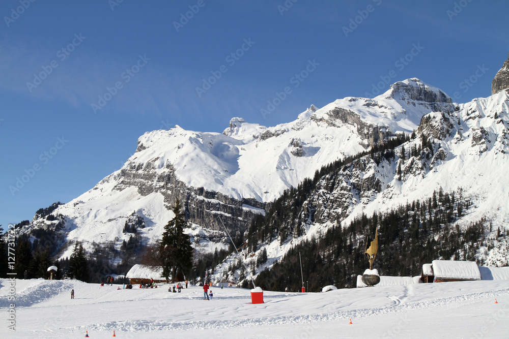 Activité de ski dans les Alpes.